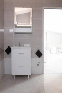 Ένα μπάνιο στο 2 bdr cozy apartment in city center, Wifi - LCGR