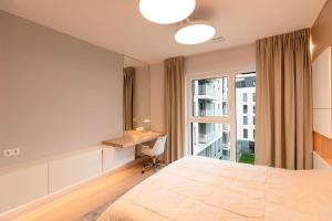 سرير أو أسرّة في غرفة في Henry's Appt with a private Suite 414 - Shared kitchen