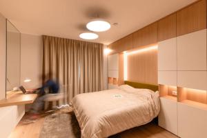 سرير أو أسرّة في غرفة في Henry's Appt with a private Suite 414 - Shared kitchen