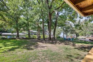 Zahrada ubytování Deck and Dock Access Lakefront Grove Cabin!