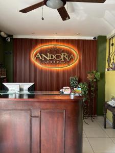 Un bar en un restaurante con un cartel en la pared. en Hotel Andoria, en San Salvador