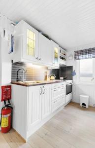 Fotografie z fotogalerie ubytování Cozy cabin with a great view v destinaci Skamdal