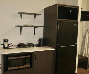 Kuchyň nebo kuchyňský kout v ubytování Studio 6 Elkhart, IN- Kitchenette Rooms