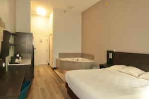 Postel nebo postele na pokoji v ubytování Studio 6 Elkhart, IN- Kitchenette Rooms + 16 fotografií