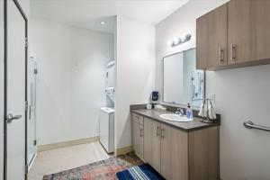 Kuchyň nebo kuchyňský kout v ubytování VioletSuitesPDX Boutique Hotel + 37 fotografií