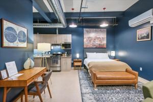 Kuchyň nebo kuchyňský kout v ubytování VioletSuitesPDX Boutique Hotel