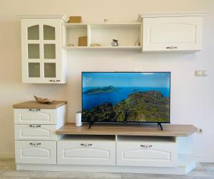Μια τηλεόραση ή/και κέντρο ψυχαγωγίας στο 1BD Ap In La Mer Complex Private Beach And Pool