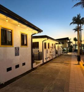 ハリウッドにあるHollywood Sunriseの並木の家並木