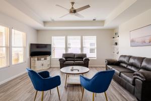 Posezení v ubytování Blue Lagoon with Hot Tub