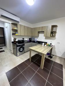 Kuchyň nebo kuchyňský kout v ubytování One bedroom Apartment in El karma aqua beach resort Hurgada near El gona