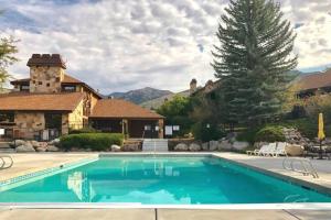 ein Swimmingpool vor einem Haus in der Unterkunft Siggi's Longhorn Lodge in Eden + 21 Fotos