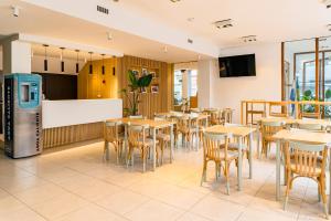 a restaurant with tables and chairs and a kitchen at Hotel Traful in Mar del Plata +70 photos