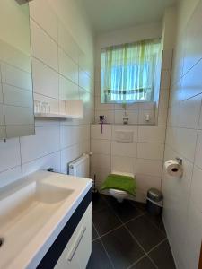 Koupelna v ubytování Haus Steinfeld + 37 fotografií
