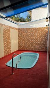 a jacuzzi tub in a room with a red floor at Motel Vip Olimpia in Olímpia