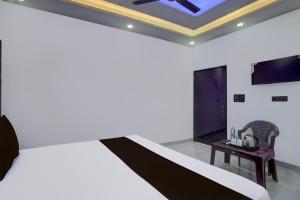TV a/nebo společenská místnost v ubytování Hotel O Karan Residency