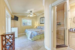 En eller flere senge i et værelse på Anna Maria Island Edgewater Bungalow