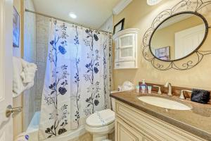 Et badeværelse på Anna Maria Island Edgewater Bungalow + 28 billeder
