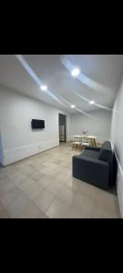 una sala de estar con un sofá y una mesa en departamentos CV, en Villa Mercedes