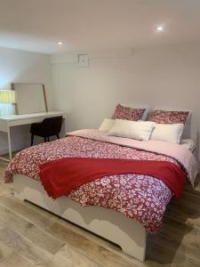 Schlafzimmer mit einem Bett mit einem Tisch und einem Schreibtisch in der Unterkunft Douceur de vivre in Neuilly-Plaisance