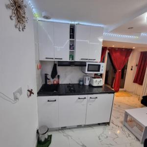 Entire-2 Bedroom Apartment with Driveway,1Free Parking في نوتينغهام: مطبخ بخزائن بيضاء وطاولة عمل
