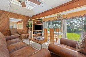 德斯坦Sandy Beaches-3 Pools-Pet Friendly的客厅里有一张沙发和一张桌子。