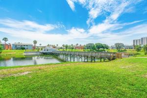 デスティンにあるSandy Beaches-3 Pools-Pet Friendlyの公園内の水上橋