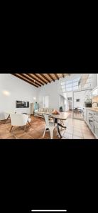 Una sala de estar con una mesa y sillas blancas. en Luxury House Grand Central, en Arrecife
