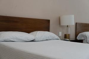 En eller flere senge i et værelse på Infinity Suites Habitación Triple 103 + 11 billeder