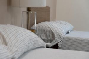 En eller flere senge i et værelse på Infinity Suites Habitación Triple 103