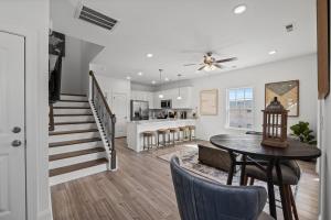 Una sala de estar con una mesa de comedor y una cocina. en Coastal Charm, en Myrtle Beach
