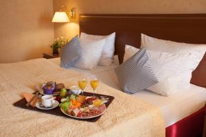 Jídlo v hotelu nebo okolí + 33 fotografií