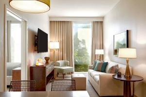 Uma área de estar em TownePlace Suites by Marriott Orlando Downtown