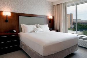 Cama ou camas em um quarto em TownePlace Suites by Marriott Orlando Downtown