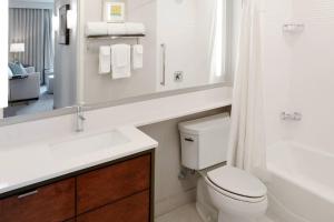 Um banheiro em TownePlace Suites by Marriott Orlando Downtown
