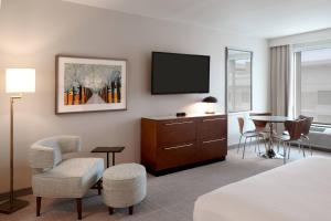 Uma TV ou centro de entretenimento em TownePlace Suites by Marriott Orlando Downtown