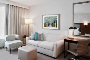 Uma área de estar em TownePlace Suites by Marriott Orlando Downtown