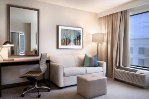 Uma área de estar em TownePlace Suites by Marriott Orlando Downtown