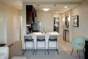 Uma TV ou centro de entretenimento em TownePlace Suites by Marriott Orlando Downtown