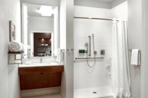 Um banheiro em TownePlace Suites by Marriott Orlando Downtown