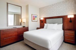 Cama ou camas em um quarto em TownePlace Suites by Marriott Orlando Downtown