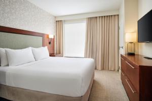Cama ou camas em um quarto em TownePlace Suites by Marriott Orlando Downtown