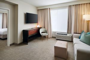 Uma TV ou centro de entretenimento em TownePlace Suites by Marriott Orlando Downtown
