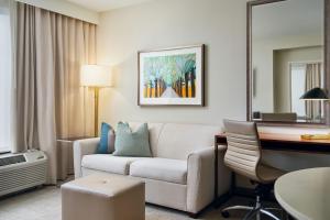 Uma área de estar em TownePlace Suites by Marriott Orlando Downtown