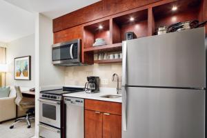 A cozinha ou cozinha compacta de TownePlace Suites by Marriott Orlando Downtown