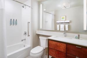 Um banheiro em TownePlace Suites by Marriott Orlando Downtown