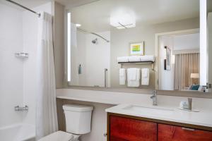 Um banheiro em TownePlace Suites by Marriott Orlando Downtown