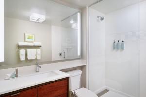 Um banheiro em TownePlace Suites by Marriott Orlando Downtown