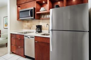 A cozinha ou cozinha compacta de TownePlace Suites by Marriott Orlando Downtown