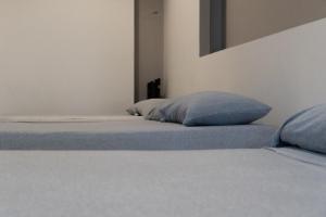 a bed with a blue pillow in a bedroom at Infinity Suites Habitación Triple 105 in Cancún +7 photos