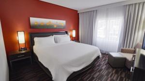 Postel nebo postele na pokoji v ubytování Holiday Inn Irving Las Colinas by IHG